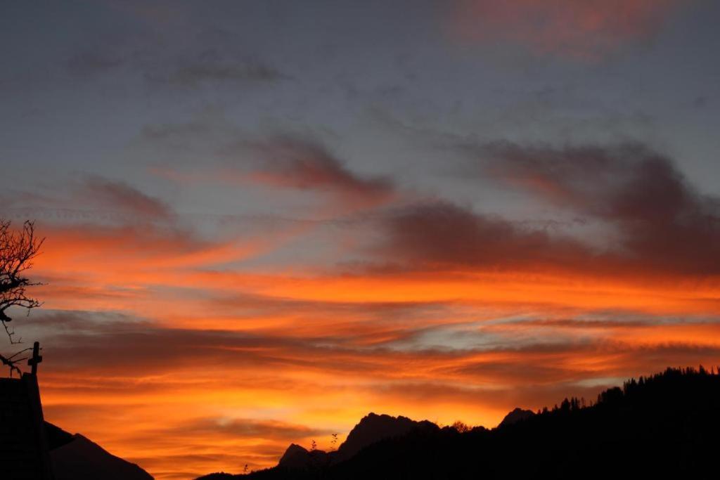 Pfeiffer Alm Am Sonnenhang Mit Blick Auf Die Zugspitze Garmisch-Partenkirchen Luaran gambar