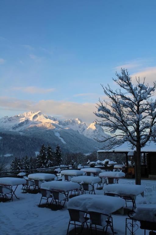 Pfeiffer Alm Am Sonnenhang Mit Blick Auf Die Zugspitze Garmisch-Partenkirchen Luaran gambar
