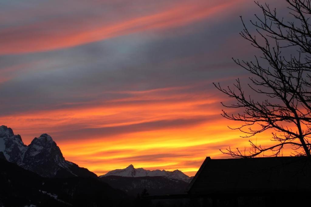 Pfeiffer Alm Am Sonnenhang Mit Blick Auf Die Zugspitze Garmisch-Partenkirchen Luaran gambar