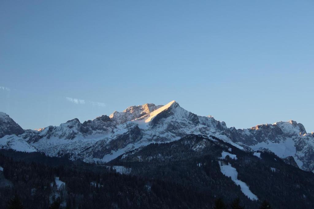 Pfeiffer Alm Am Sonnenhang Mit Blick Auf Die Zugspitze Garmisch-Partenkirchen Luaran gambar