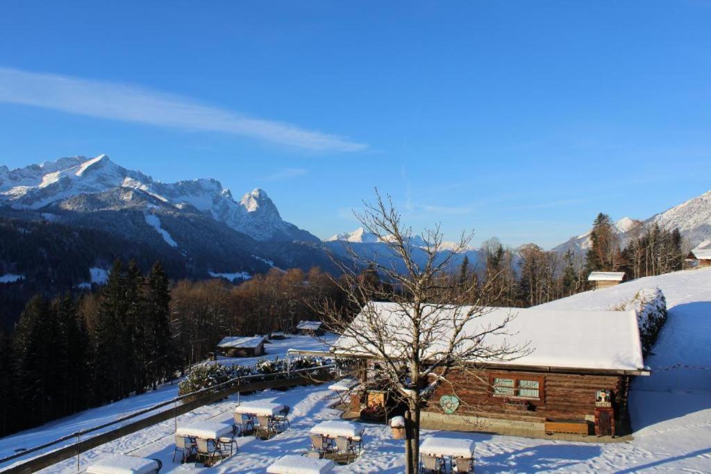 Pfeiffer Alm Am Sonnenhang Mit Blick Auf Die Zugspitze Garmisch-Partenkirchen Luaran gambar