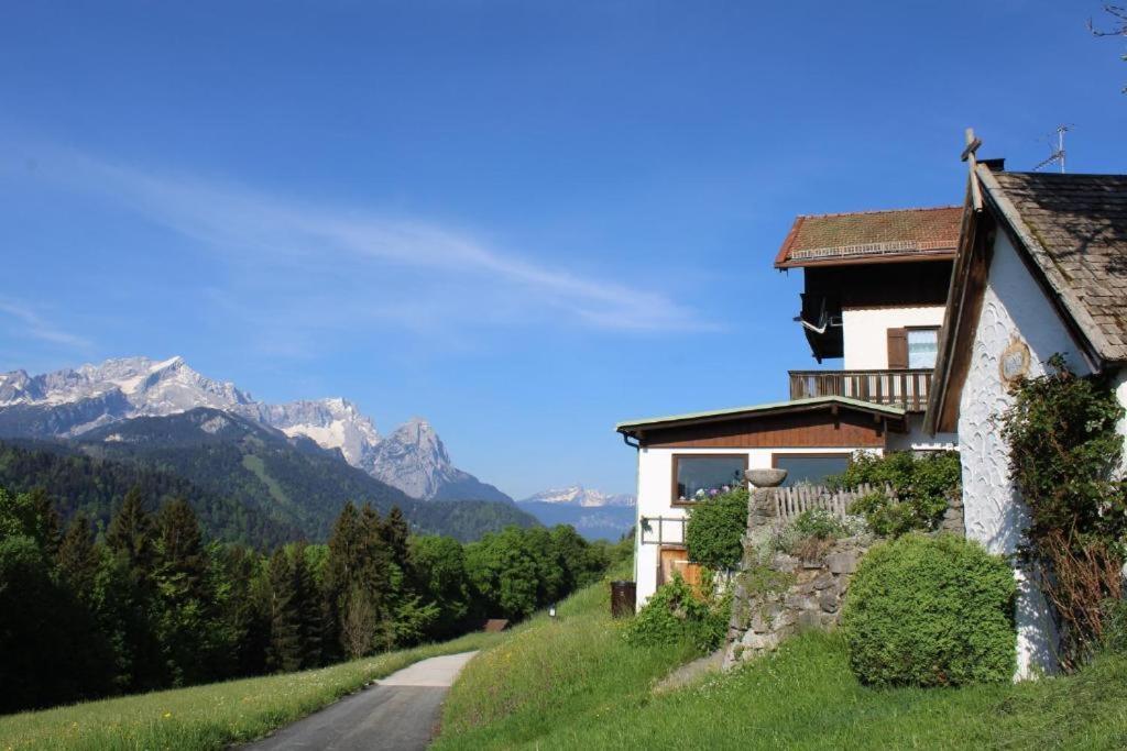 Pfeiffer Alm Am Sonnenhang Mit Blick Auf Die Zugspitze Garmisch-Partenkirchen Luaran gambar