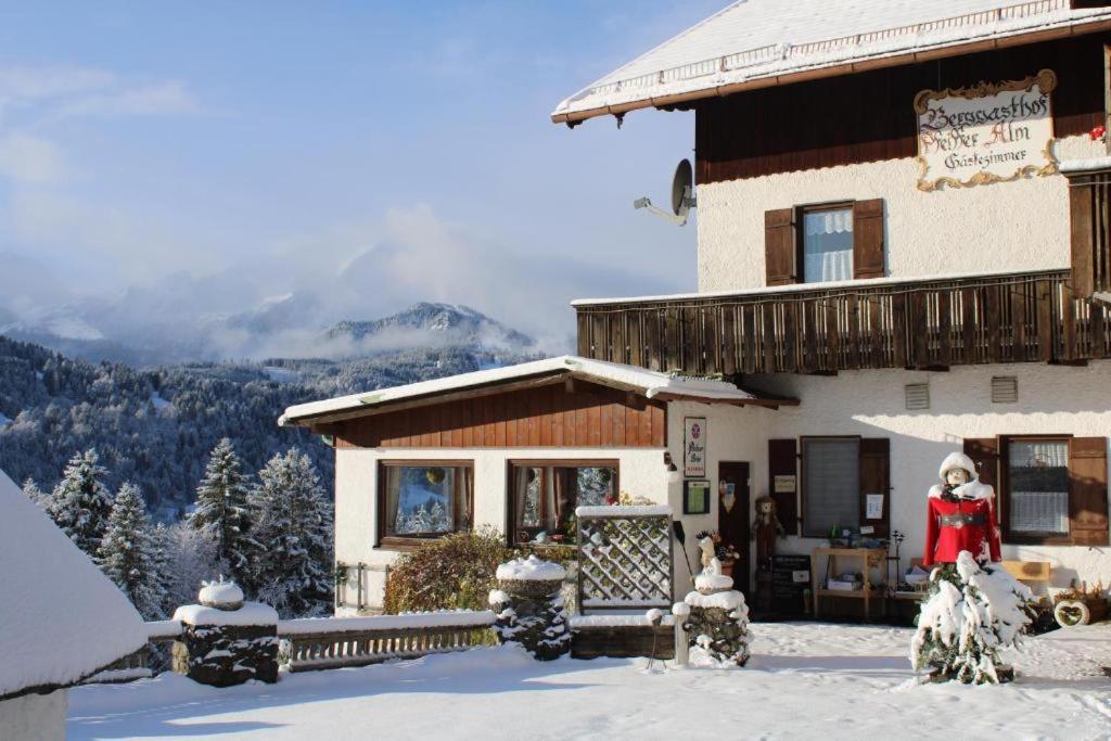 Pfeiffer Alm Am Sonnenhang Mit Blick Auf Die Zugspitze Garmisch-Partenkirchen Luaran gambar