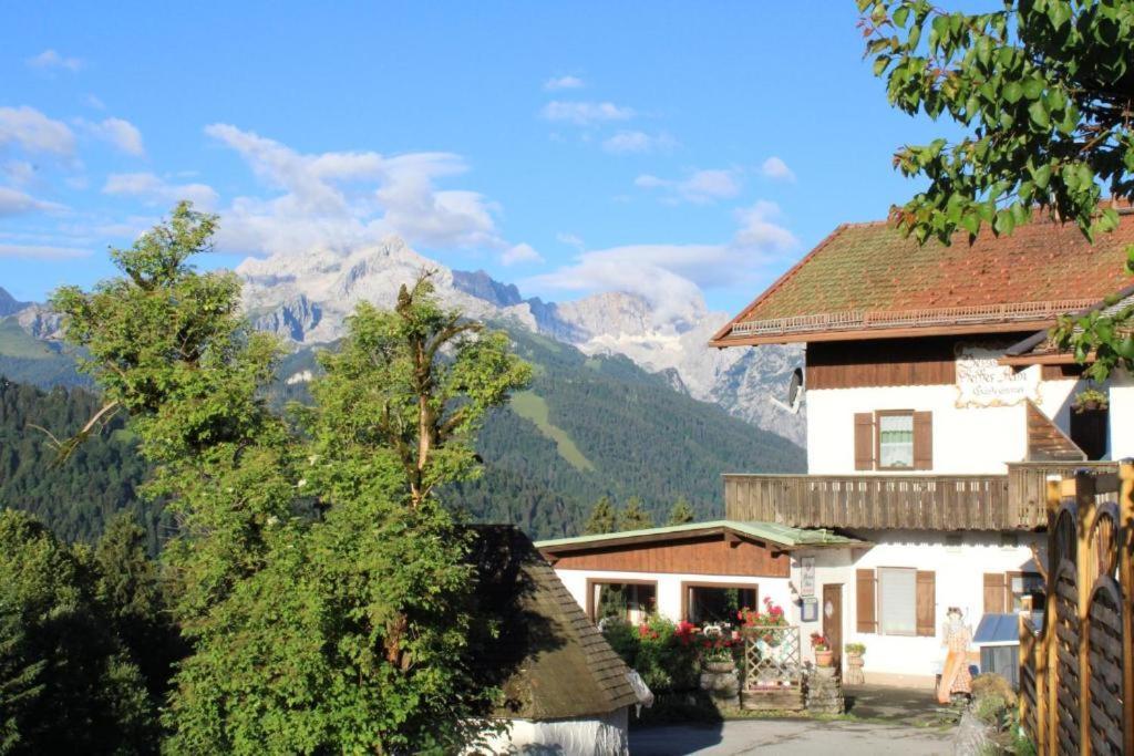 Pfeiffer Alm Am Sonnenhang Mit Blick Auf Die Zugspitze Garmisch-Partenkirchen Luaran gambar